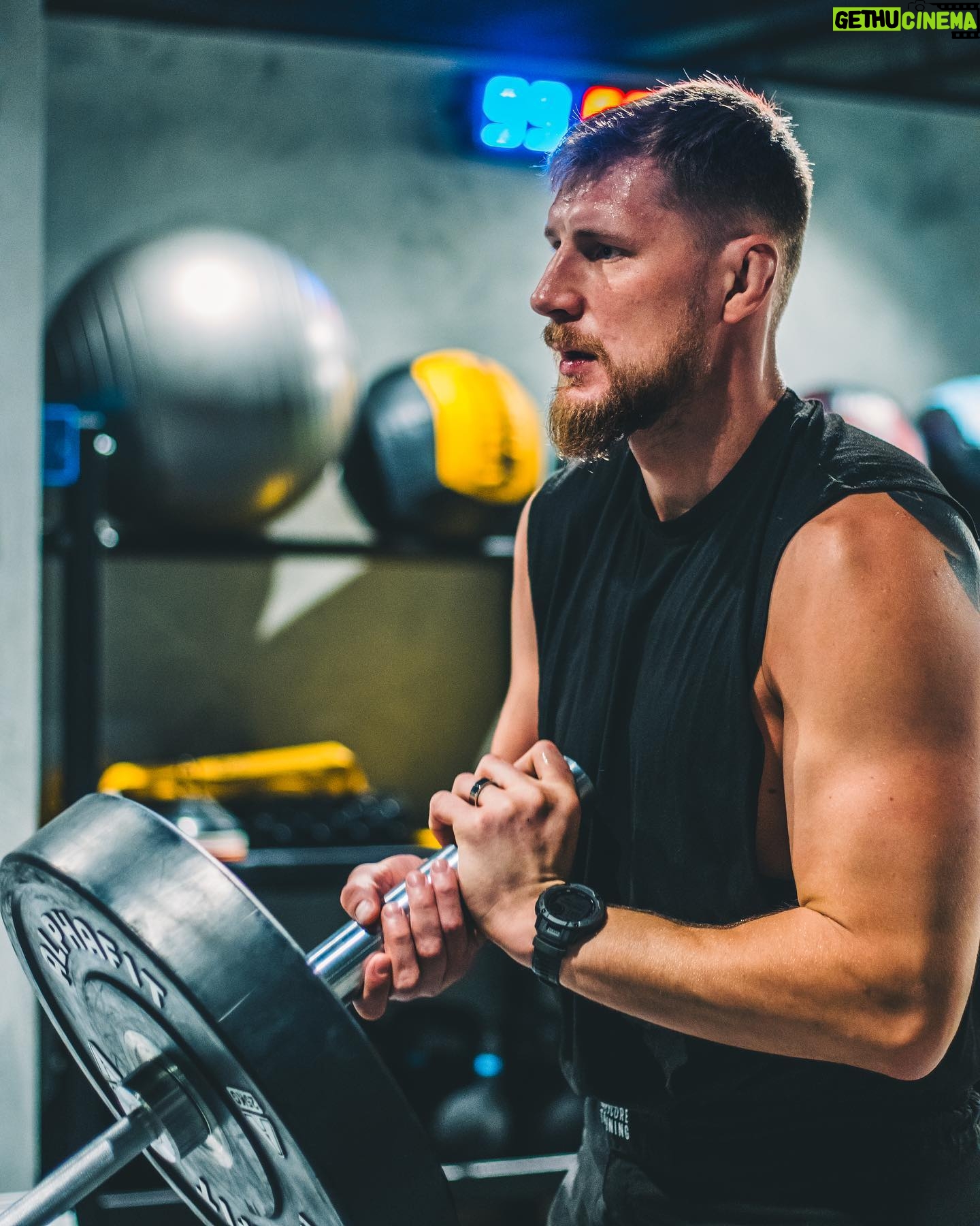 Alexander Volkov - 7.4K Likes - Что бы вы сильно по мне не скучали, вот вам подборочка фоточек с моей тренировки в Сиднее и актуальная форма за неделю до боя!
Thanks @emerge.mascot for having us in your awesome gym!
Pic.: @javalezec