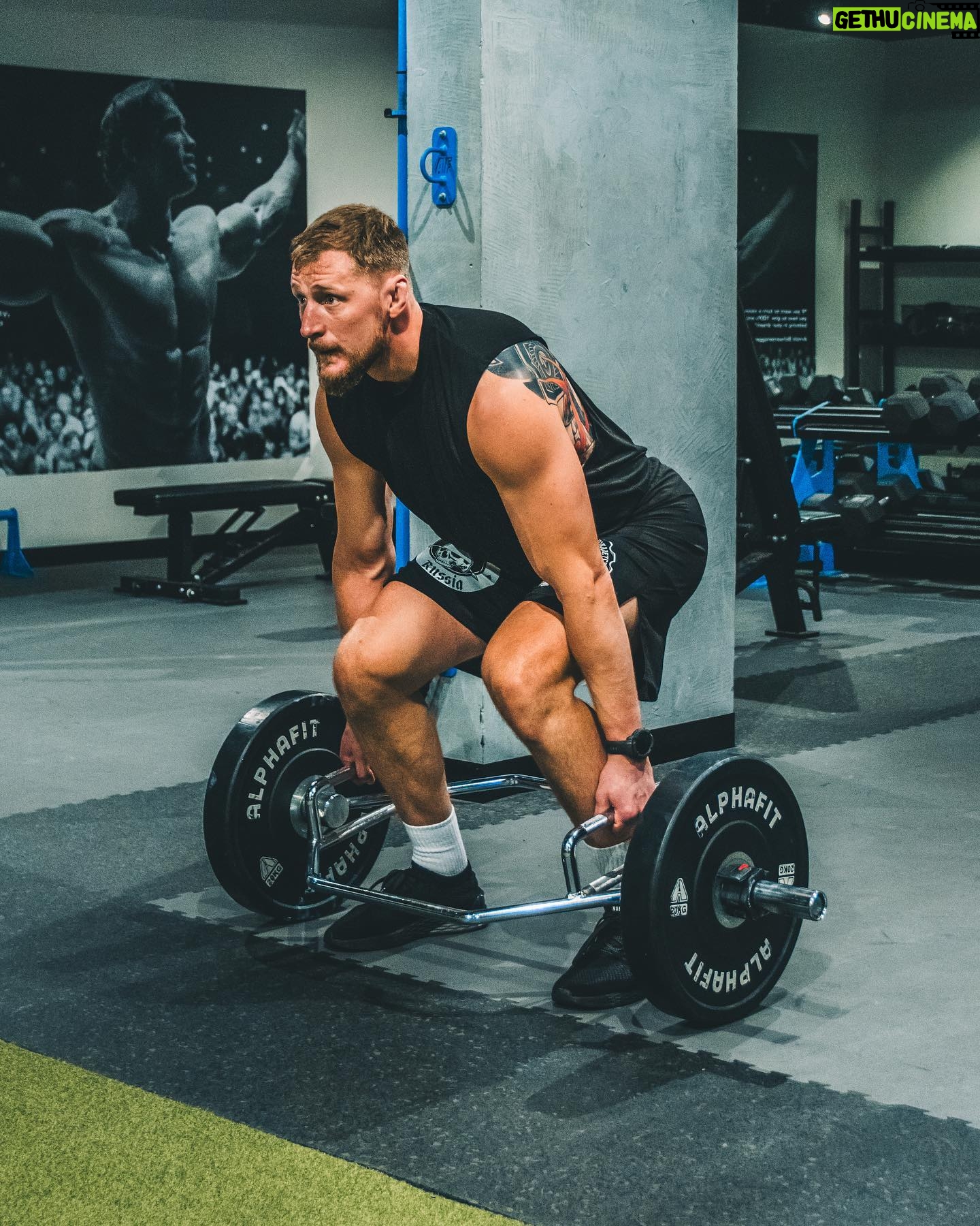 Alexander Volkov - 7.4K Likes - Что бы вы сильно по мне не скучали, вот вам подборочка фоточек с моей тренировки в Сиднее и актуальная форма за неделю до боя!
Thanks @emerge.mascot for having us in your awesome gym!
Pic.: @javalezec
