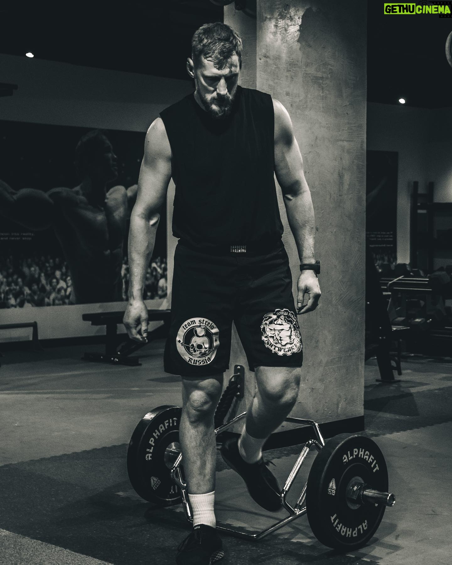 Alexander Volkov - 7.4K Likes - Что бы вы сильно по мне не скучали, вот вам подборочка фоточек с моей тренировки в Сиднее и актуальная форма за неделю до боя!
Thanks @emerge.mascot for having us in your awesome gym!
Pic.: @javalezec