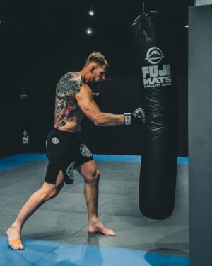 Alexander Volkov Instagram - Что бы вы сильно по мне не скучали, вот вам подборочка фоточек с моей тренировки в Сиднее и актуальная форма за неделю до боя! 

Thanks @emerge.mascot for having us in your awesome gym!

Pic.: @javalezec