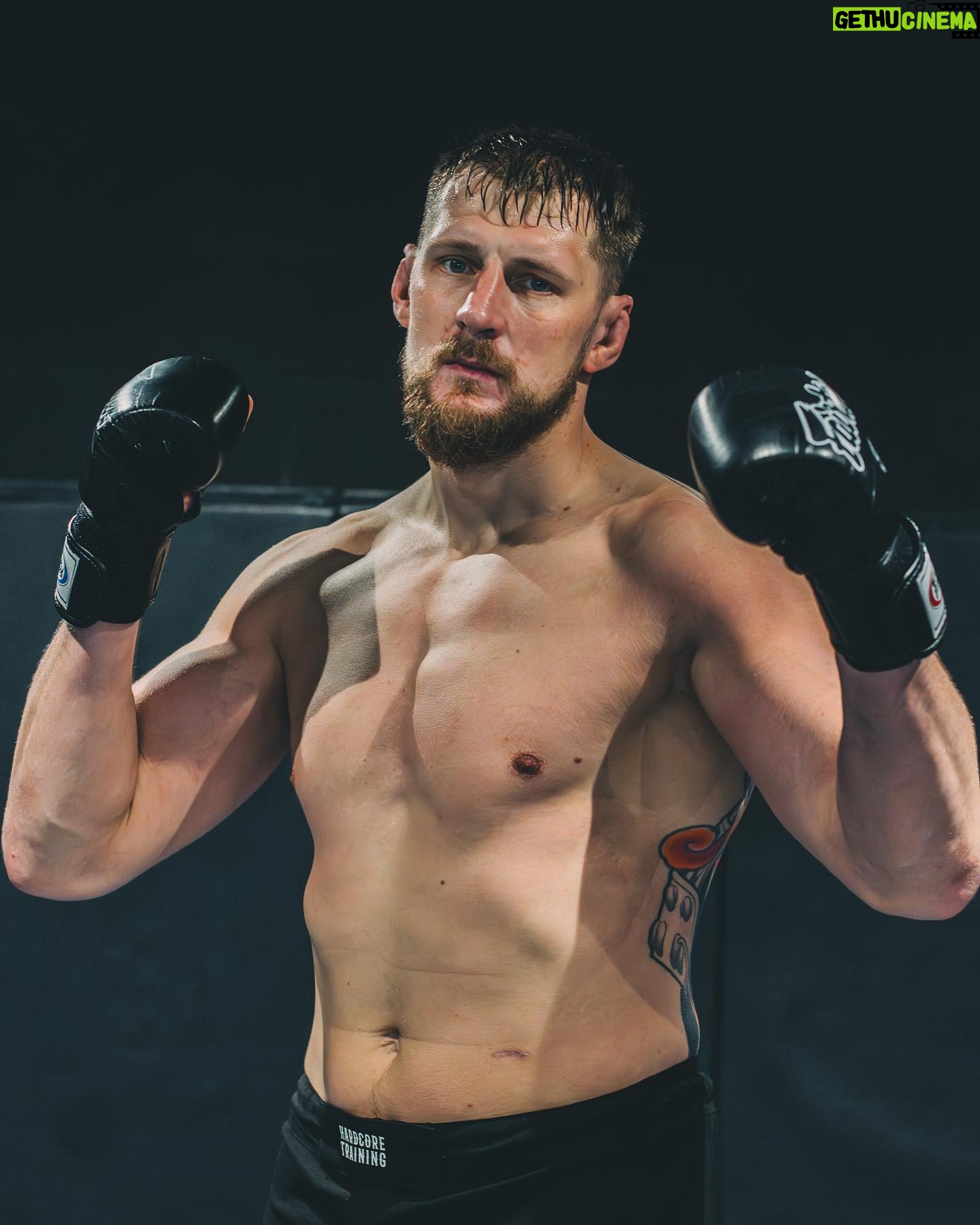 Alexander Volkov - 7.4K Likes - Что бы вы сильно по мне не скучали, вот вам подборочка фоточек с моей тренировки в Сиднее и актуальная форма за неделю до боя!
Thanks @emerge.mascot for having us in your awesome gym!
Pic.: @javalezec