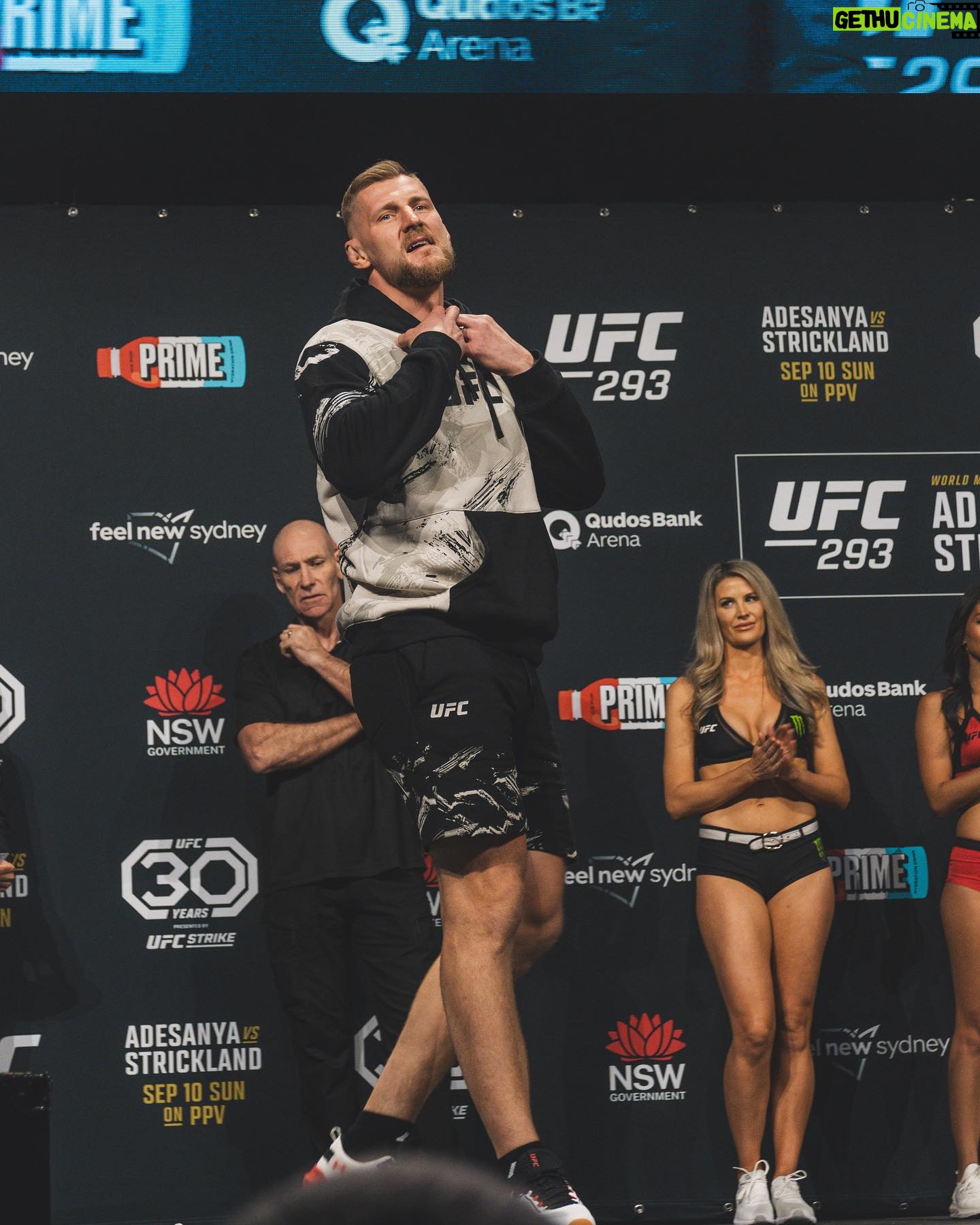 Alexander Volkov - 6.1K Likes - With who do you think I have to fight next?
Три своих последних боя я закончил досрочно уверенными победами. Чувствую себя сильным, как никогда.
Пока остальные проигрывали, я учился. Можете верить, а можете нет, но сейчас наступило мое время!
В связи с этим вопрос: кого мне вызвать на поединок следующим?