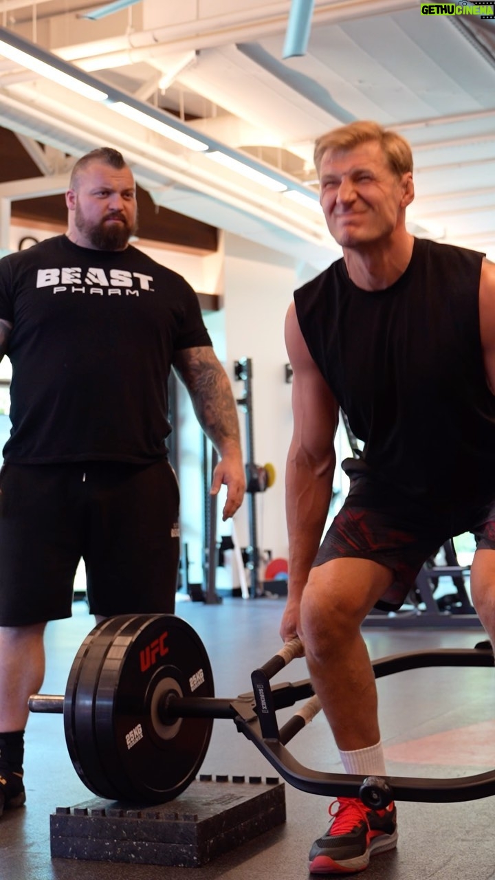 Alexander Volkov - 6.8K Likes - Продолжаю записывать для вас смешные ролики.
Хотя стоило бы уже начать готовиться к предстоящему бою…