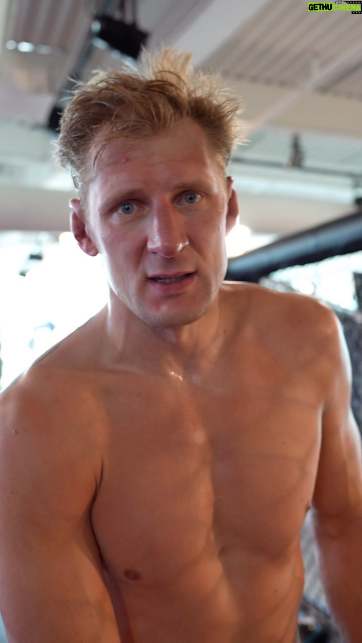 Alexander Volkov - 12.8K Likes - Спарринг с человеком с самым сильным в мире ударом!
Теперь я видел все!