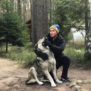 Alexandr Kerzhakov Instagram - Договорился с крутым гостем для своего прямого эфира! Уверен, что вам понравится 😉 Эфир будет во вторник!!! 👍 Кто первый угадает гостя, тому передам привет в эфире👋 P. S. Нет, это не Флинт😁😉
#Instagram #live #инстаграм