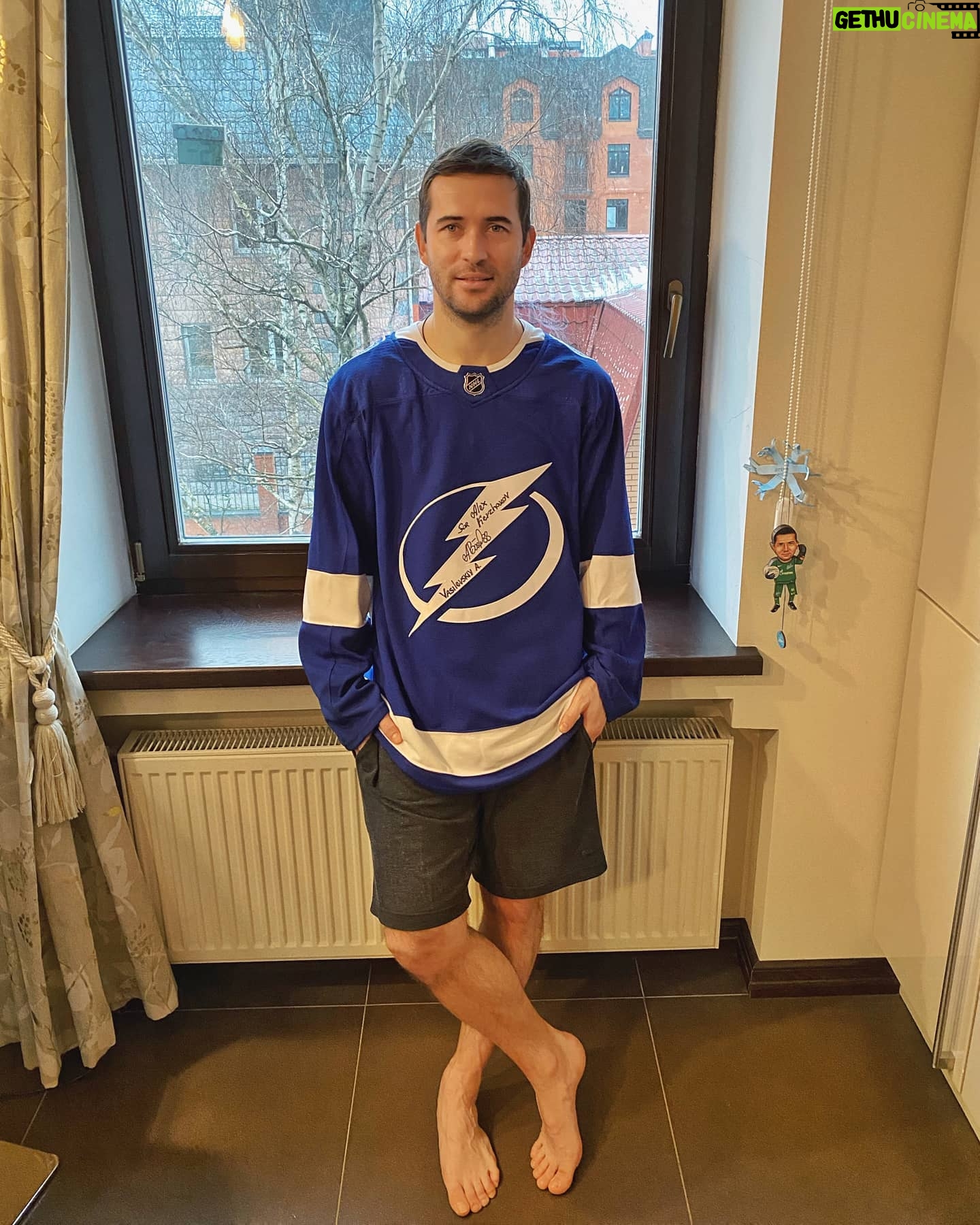 Alexandr Kerzhakov - 9.4K Likes - На Рождество задрафтовали в @tblightning 👍 Спасибо @andreivasilevskiy88 😉 Всех с праздником!
#merrychristmas #hockey #TB