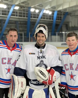 Alexandr Kerzhakov Instagram - Открыл хоккейный 2021 год🤗🏒🥅 за аренду свитера спасибо @hcdynamospb
#хоккей #краснаямашина #icehockey #redmachine