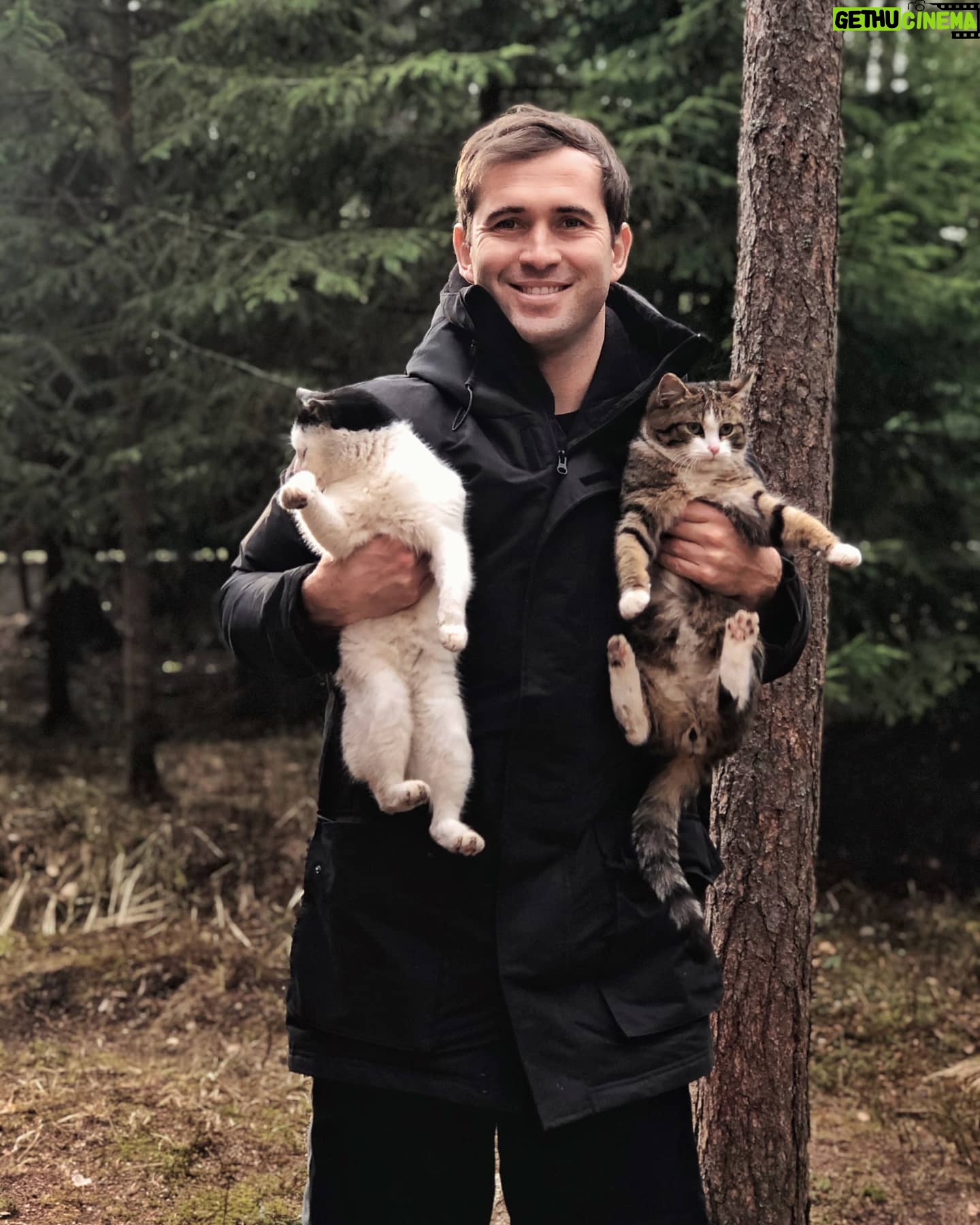 Alexandr Kerzhakov - 12.6K Likes - В выходные тусуемся с Бантиком и Мусей🐱💕🐱. В понедельник попробую сделать прямой эфир,пишите, с кем бы вы хотели, чтобы я его провёл 👇
#кот #кошка #дом #выходные #cat #cats #home