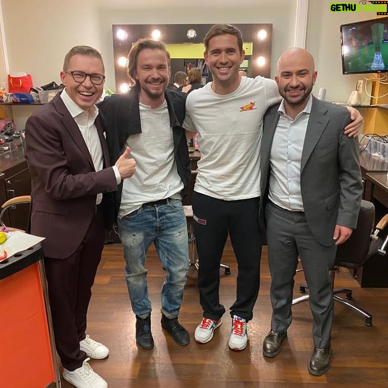 Alexandr Kerzhakov - 9.9K Likes - Ребята @timzhur @actorsashapetrov @nobel_arustamyan спасибо за ваши прогнозы перед вчерашним финалом ЛЕ, от этого победа @sevillafc ещё слаще! 😂🥳😉🤭