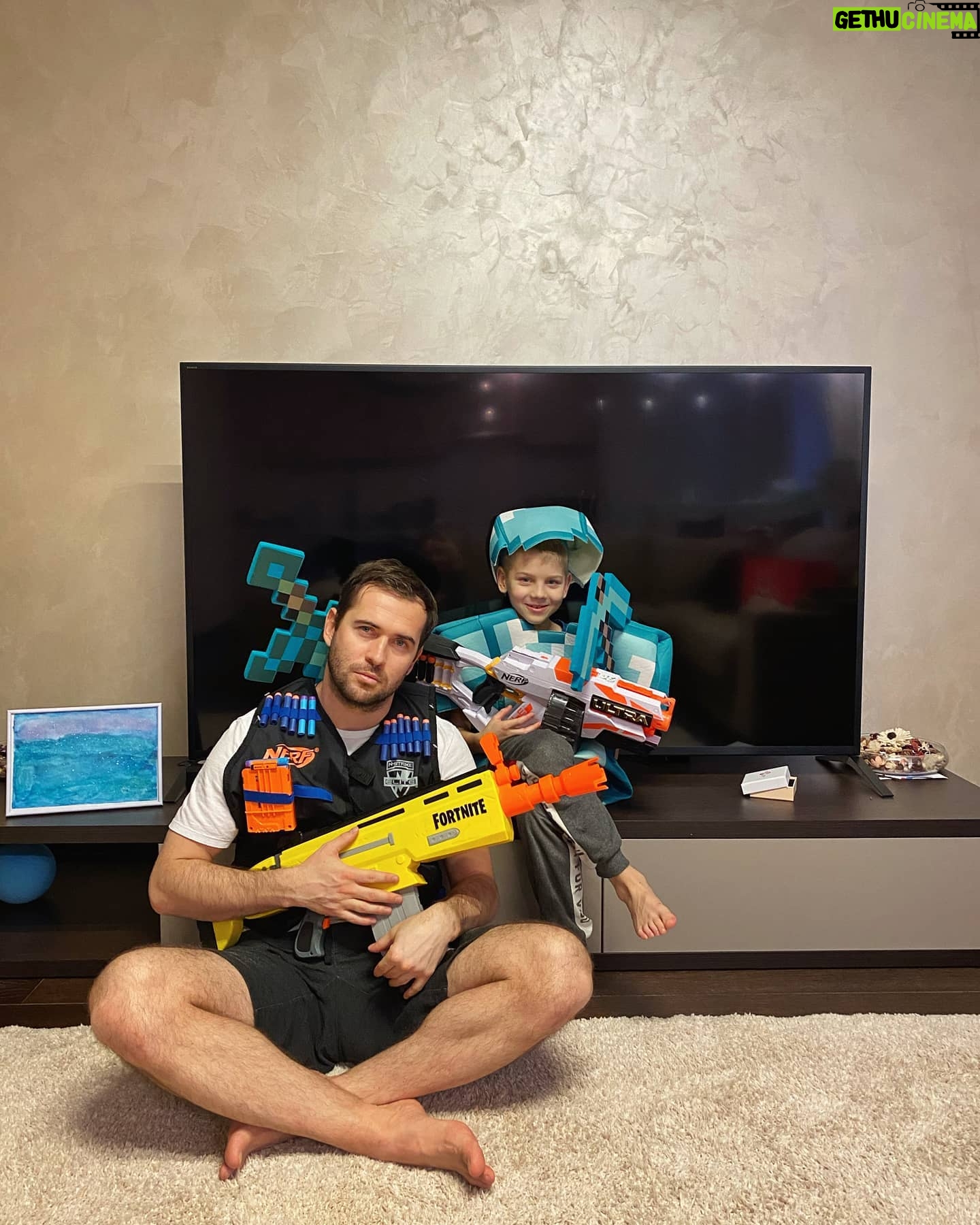 Alexandr Kerzhakov - 8.7K Likes - После тяжёлого учебного дня, когда сделал всё домашнее задание.... 🤪👍
#семья #family #children #game
