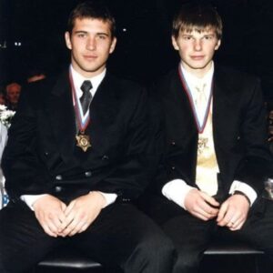 Alexandr Kerzhakov Instagram - Сегодня в 18.00 выходим в прямой эфир с @andrey.arshavin10 😉!!! Что хотели бы узнать, спросить, услышать пишите в комментариях 👇