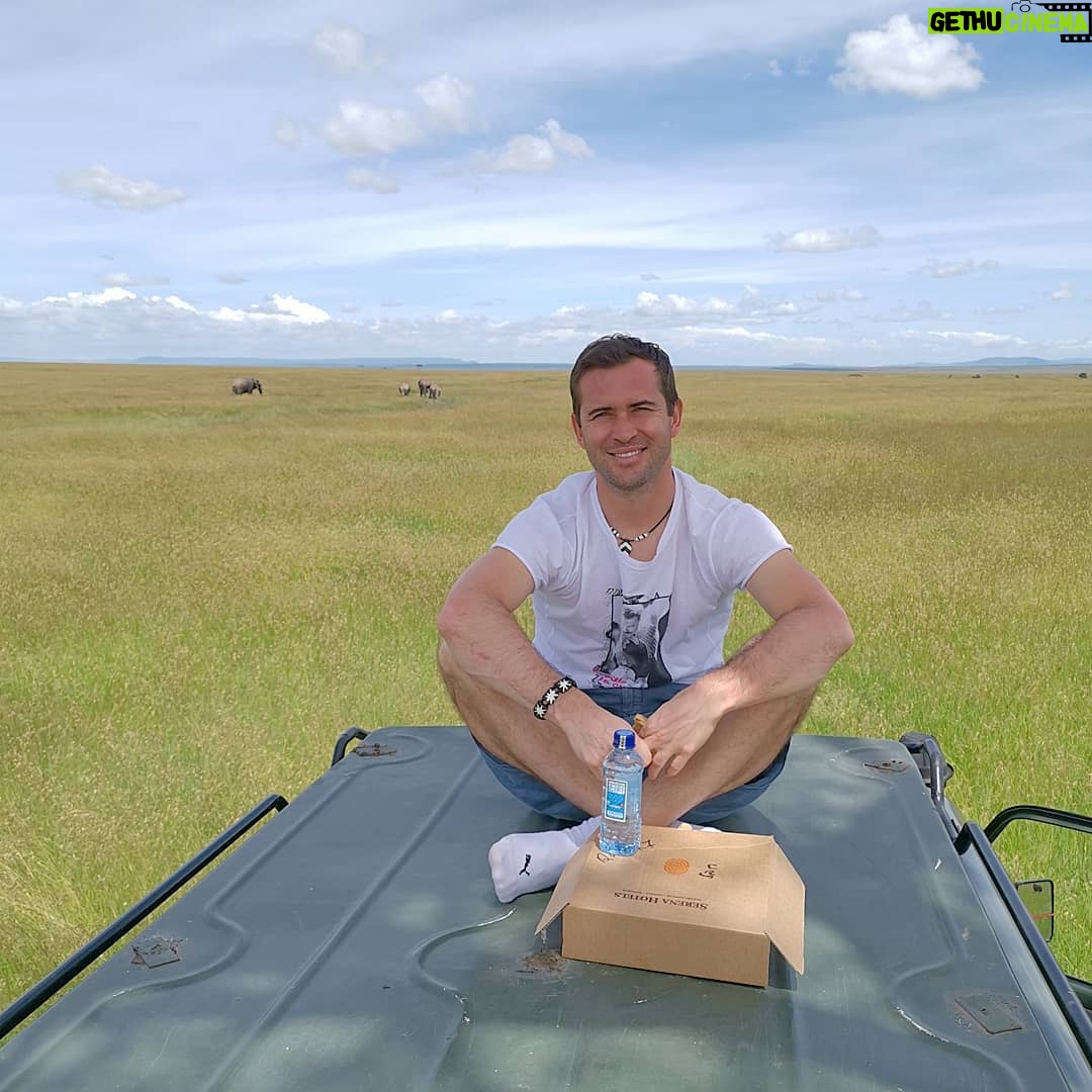 Alexandr Kerzhakov - 11K Likes - Пока это лучшее место, где мне доводилось обедать😍 А вот ребята позади меня, ушли и не расплатились🐘🤷♂️
#travel #kenya #holiday