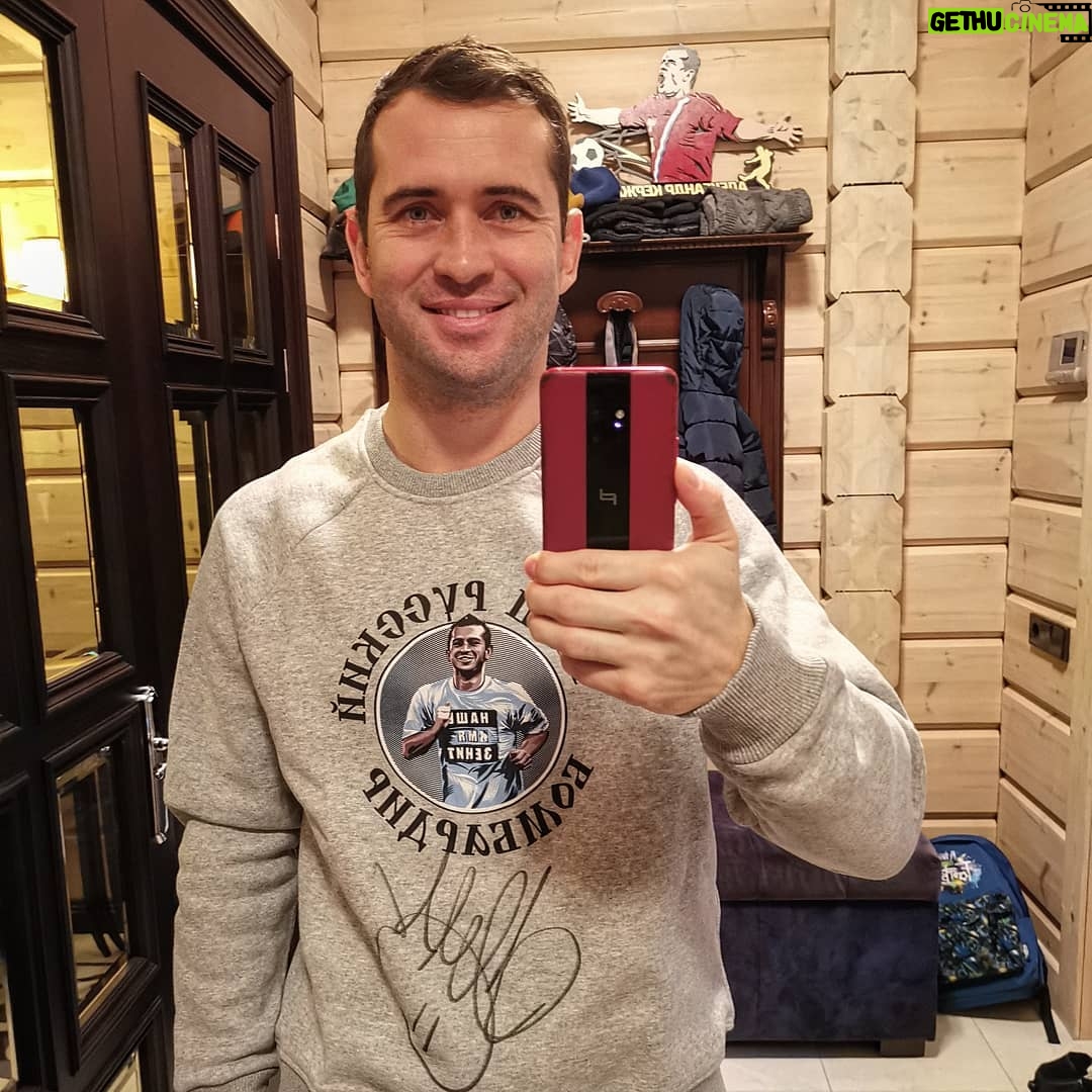 Alexandr Kerzhakov - 12.7K Likes - Нашел у себя дома последний свитшот(М) со своим автографом. Хочу подарить его кому-то из вас! Но при одном условии👆
Сделайте сегодня любое доброе дело, снимите его в сториз и отметьте меня. И сегодня в 23.00 я выберу победителя, который получит этот свитшот! 👏😉 ПОЕХАЛИ!!!