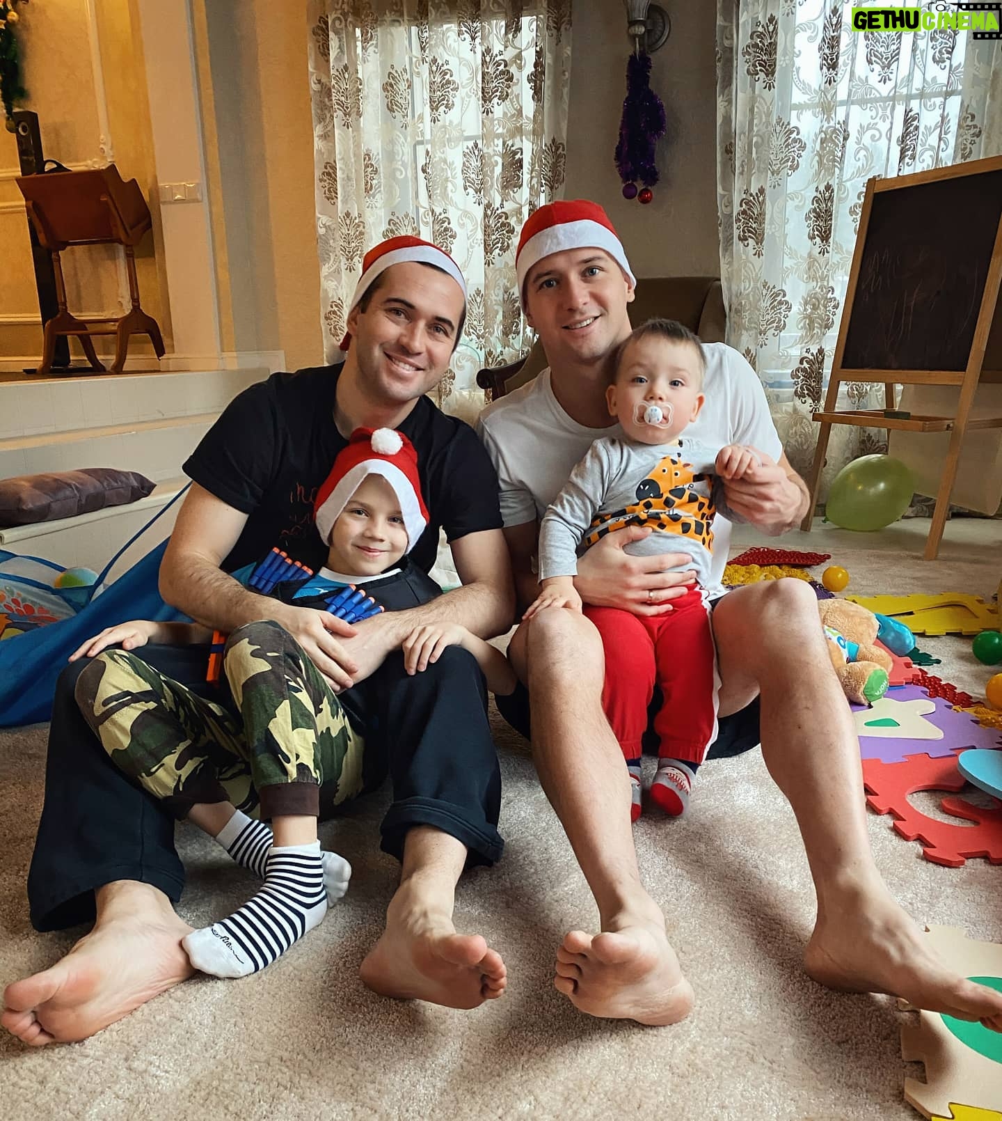 Alexandr Kerzhakov - 16.5K Likes - С Новым Годом! Будьте счастливы и здоровы! 💞♥️🤗
#happy #family #newyear #дети #семья