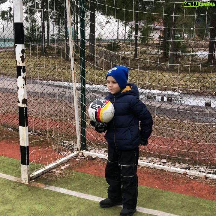 Alexandr Kerzhakov - 8.9K Likes - Наше новое видео уже в ТикТок !))) А ещё это видео может оценит @433 😉⚽
#433 #football #goal #goalkeeper #sport
