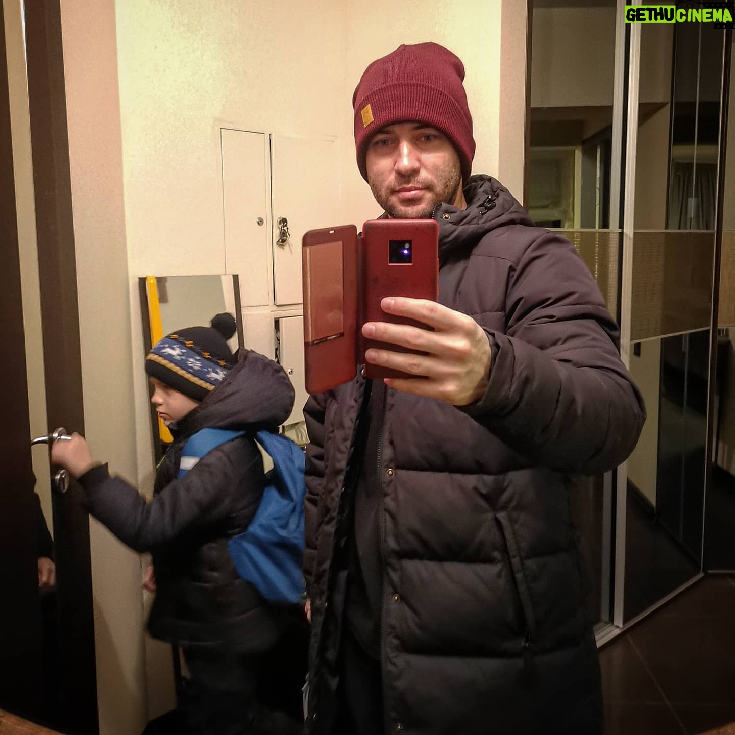 Alexandr Kerzhakov - 9.9K Likes - А вы отводите по утрам детей в школу? 😴 "Жаворонки" обязаны пролайкать🤪