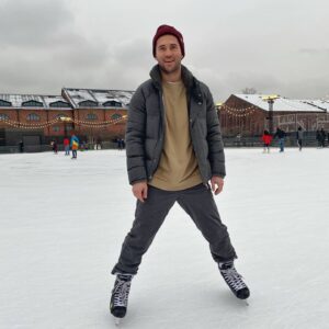 Alexandr Kerzhakov Instagram - ⛸️🌪️🤪 Покатались...
#family #holidays