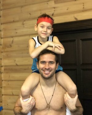 Alexandr Kerzhakov Instagram - Сегодня без прямых эфиров. Весь день будем снимать видео для TikTok . А на счёт эфиров, пишите в комментариях с кем бы вы хотели, чтобы я провёл эфир👇?