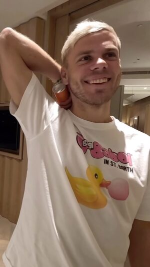 Alexandr Kokorin Instagram - Братья Кокорины в Дубае 🤙🏻
Пообщались и выяснили вернется ли @kokorin9 в Россию, хейт в сторону @kokorin7 , развитие MFL и самые дорогие покупки братьев 💴😳
Всегда рад 🤝
Ссылка на интервью в профиле ✅ 
#кокорин #интервью #брейнвделе