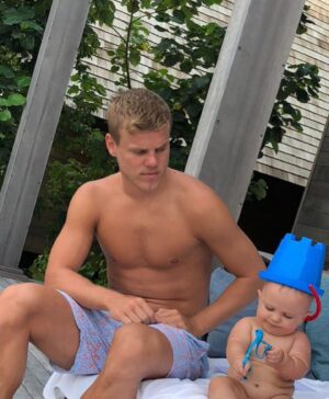 Alexandr Kokorin Instagram - Батя,с Днем Рождения 
@kokorin9 🥳🥳🥳
Ты самый веселый,добрый и крутой😜Люблю тебя,твой сына Майкл❤️