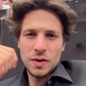 Alexandr Molochnikov Instagram - Самое сильное впечатление в кино за последнее время❗️ И точно самое большое высказывание на экране для меня лично о том, что происходит. о войне, об отъездах и возвращениях, о России, о западе… Бен Уишау должен получить все премии мира, он разбивает сердца. В нём нет того, кем ЭВ стал под конец (фух). 

Многие будут говорить, что это фильм не про Лимонова, не точен и все такое, мне кажется, это это вообще не важно. Фильм соразмерен масштабу личности. @kirillserebrennikov превзошел себя.