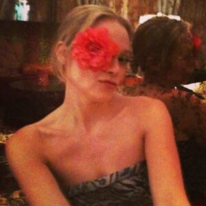 Alexandra Holden Instagram - Flower power. 🌺🌺🌺 #posie #pose #flower #flaunt