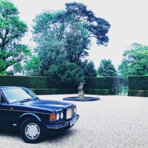 Alexandra Holden Instagram - Drove down to Dorset County in @henryhudson_bk ‘s 1980’s Bentley, blasting the Stones, passing Stonehenge, and landing at the spectacular country home of @daisylewisred  How’s that for Memorial weekend done English style?? #englishcountryhouse #norain 🌷
