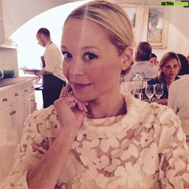 Alexandra Holden - 457 Likes -