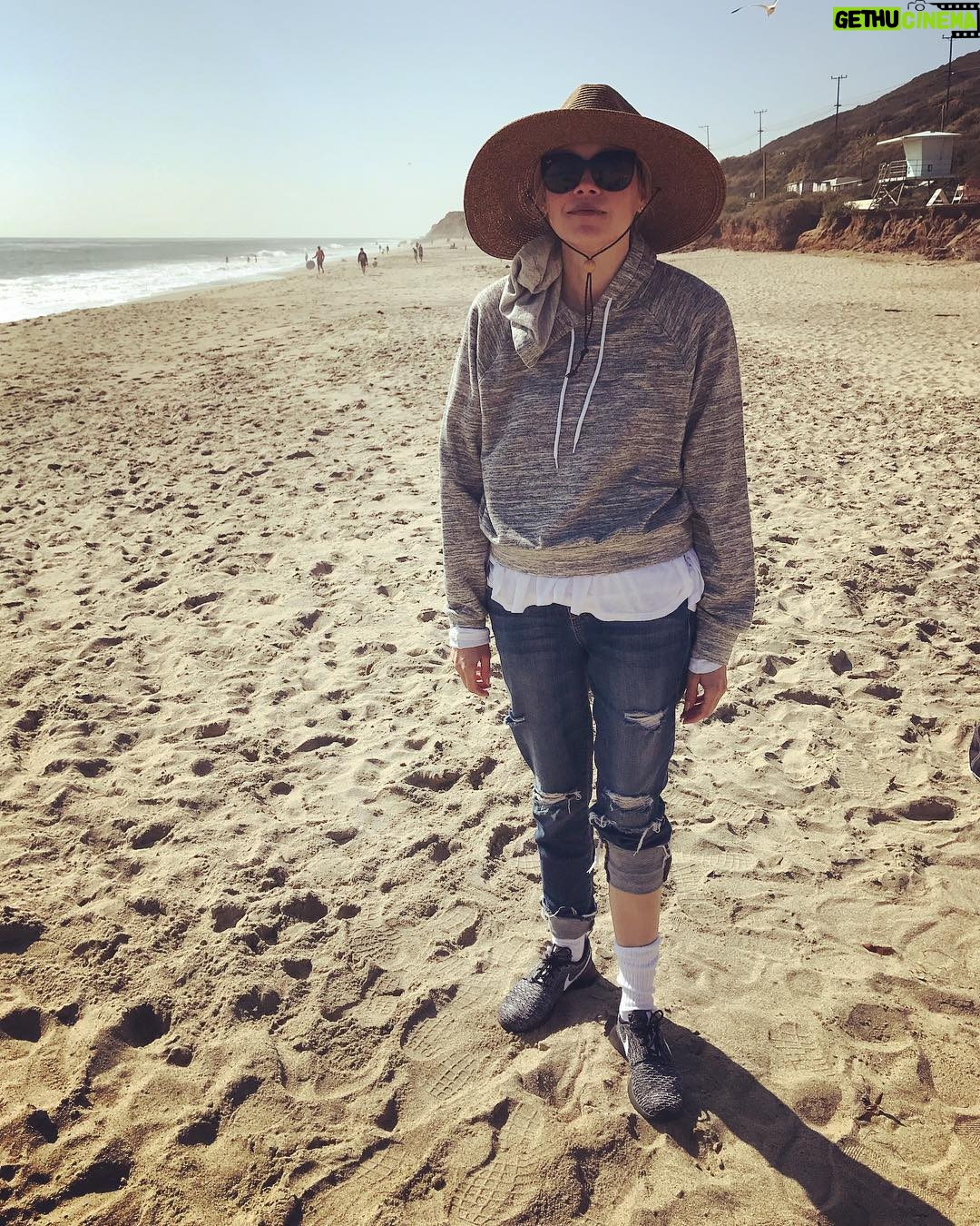 Alexandra Holden - 255 Likes - Hitting the beach in style. #fashionista #getthelook #sexy 🐬⛱
