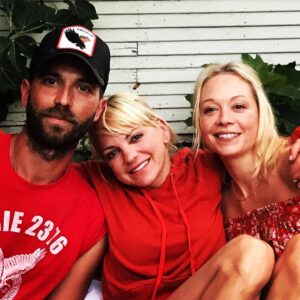 Alexandra Holden Instagram - Great minds think . . . red. ❤️❤️❤️
#gotthememo #teamred #friendship ❤️you @annafaris @mondocozmo