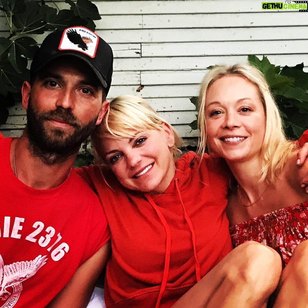 Alexandra Holden - 181 Likes - Great minds think . . . red. ❤️❤️❤️
#gotthememo #teamred #friendship ❤️you @annafaris @mondocozmo