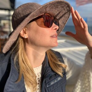 Alexandra Holden Instagram - Winter sun ☀️ in my fav sunglasses 🕶 

#celine
