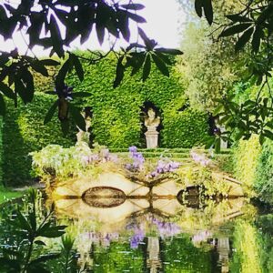 Alexandra Holden Instagram - Drove down to Dorset County in @henryhudson_bk ‘s 1980’s Bentley, blasting the Stones, passing Stonehenge, and landing at the spectacular country home of @daisylewisred  How’s that for Memorial weekend done English style?? #englishcountryhouse #norain 🌷