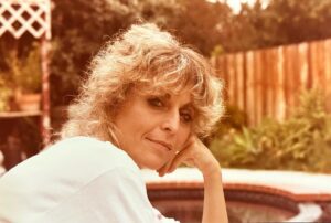 Alexandra Krosney Instagram - Happy Mother’s Day to my mom and all the moms out there who use their maternal goddess magic to make all the wonderful things happen all the time. And all they ask in return is that we don’t blame all of our problems on them in therapy.