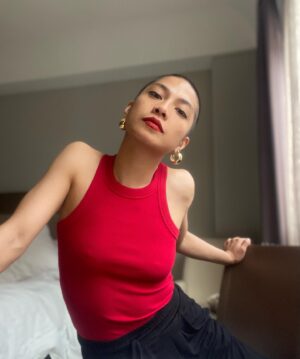 Alexandra Masangkay Instagram - Me despido de las Palmas de GC🌴💔
No venía desde 2016 cuando grabamos 1898 los últimos de Filipinas. 
Ha sido un reencuentro delicioso con otra cabeza, otra mirada…
1. Rojo. Un color al que le tenía respeto, demasiado “atrevido” para mí. ¡Ños! Ya tengo favo con mi nuevo look 
2. Regalito de @oscardelmonte_fx que además es glow in the dark
3. Hecha ✅ mi lista para comer burritos de todo tipo, sopa miso y pizza italiana cerca del hotel 
4. Uno de mis planes favoritos: sentarme y pasar el rato en la plaza de San Telmo 
5. Agaete y sus señoras en la sombra
6. Volver a las Tirajanas después de siete años donde todo empezó…

✨✨✨✨
