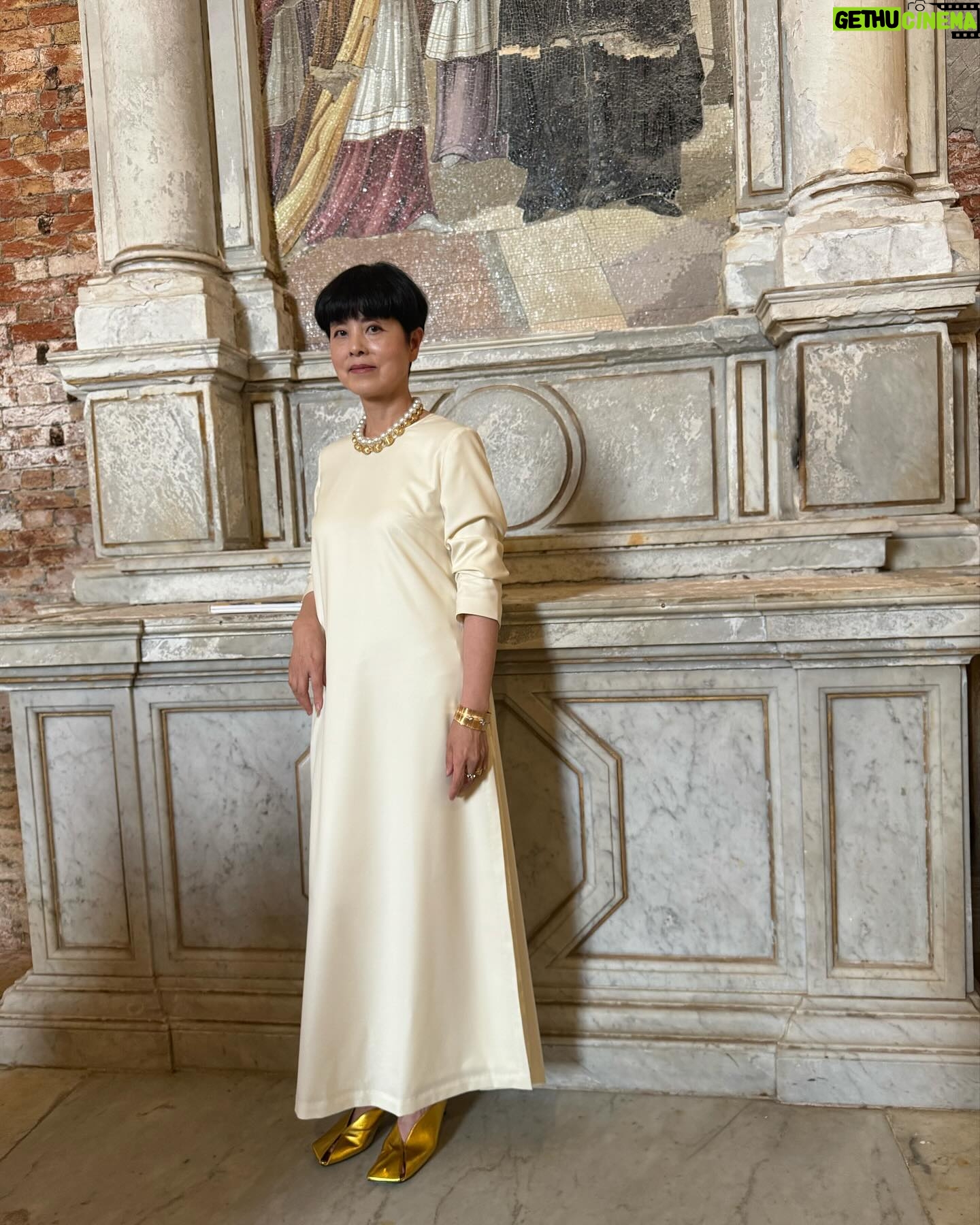 Alexandra Munroe - 304 Likes - In Venice, celebrating the launch of Nico Muhly’s To the Body with Guggenheim President Wendy Fischer and Asian Art Circle Co-Chair Gay-Young Cho along with our CEO and Director Mariet Westermann and Chief Curator Naomi Beckwith, and many Guggenheim friends and supporters. The collaboration with Yu Hong has been a dream and Nico’s music extends the experiential dimension of the show to achieve an ethereal yet acute sublime. Congratulations to the artists and thank you to all who made this project possible!
@guggenheim @guggenheim_venice @lisson_gallery #venicebiennale2024 #yuhong @nicomuhly #nicomuhly
