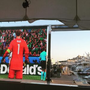 Alexandra Neldel Instagram - Public viewing mal anders...;)
#ibiza#gerita #euro2016 #bluemarlin