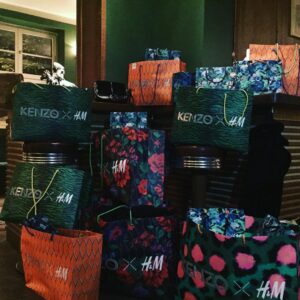 Alexandra Neldel Instagram - Ist den schon Weihnachten..😳#kenzoxhm  #shopping mit den girls