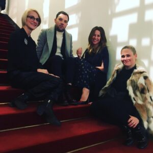 Alexandra Neldel Instagram - KleineFashionPause mit Freunden...
#derberlinermodesalon #dbms #stepbystep
