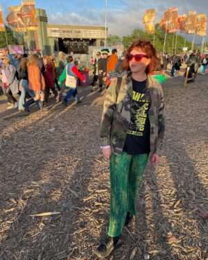 Alexandra Roach Instagram - There really is no place like it, is there?! 🥹 It was the best one yet…what a weekend - with the very best people. Thank you @glastofest - watching it all back on tv now. 🫶Thank you for this cute piccy @denissulta 😍 #glastonburyfestival #glastonbury #glasto