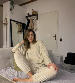 Alexandra Tavoulari Instagram - •Καλημέρα με ηρεμία και πολύ φως! Η καλύτερη και πιο απαλή παρέα στην καραντίνα για εμένα είναι αυτή η φόρμα.. Ας μείνουμε στυλάτοι ακόμα και στο σπίτι!! Ευχαριστώ @nikolpanagiotou και @nema.gr 🙏🏻🙏🏻🙏🏻