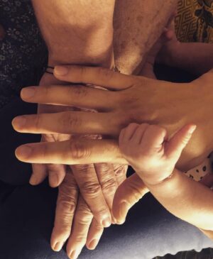 Alexandra Tavoulari Instagram - •Τέσσερις γενιές μαζί...•
#love #family #grandgrandma #grandma #mama #me #4g #hands