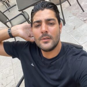 Alexandre Giudi Instagram - Le langage corporel en dit long sur les gens… Les mains derrière la nuque, signe de bien être, de confiance et d’autorité… en vous souhaitant une bonne journée sous le signe de l’harmonie 😎 mes petits pitous d’amour