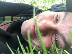 Alexandre Jollien Instagram - Sur le chemin de Nietzsche… 

Je reviens à ces carnets de route, plein de reconnaissance.

Fatigue, tracas quotidiens et la disparition de deux êtres proches m’invitent à descendre au fond du fond, à ralentir.

L’autre jour, de retour de ballade, impossible d’ouvrir la porte de la maison. Plus de force, que dalle. Je ne sentais plus mes mains. Illico, peur de décliner, de claquer carrément. Et le mental s’est emballé grave : « Toi, c’est sûr, si ça continue à ce rythme, tu ne vas pas devenir centenaire ! » 

Rassurante, la voix de ma femme : « Tranquille Alex, t’en as trop fait, repos, apprends à être un poil plus contemplatif et continue tes carnets de route. Ca te faisait du bien.»

Sur un banc, sous un arbre, apprendre à ne rien faire, juste être là comme une fleur, comme cette arbre, sans pourquoi, ralentir, s’arrêter, contempler.

En chemin, une dame : « Vous savez Monsieur Jollien, je connais un pasteur dans la région qui pourrait soigner vos problèmes d’élocution? » Impression de me prendre un uppercut. Finie l'insouciance de ce bel après-midi... Pourquoi me rappeler ça. Je n’ose pas lui dire que, moi, je n’ai pas envie de guérir « mes problèmes d’élocutions ». Je me promène. C’est tout et c’est beau. En quoi c’est un problème « mes problèmes d’élocutions » ?

Je pense aux mots de Nietzsche : « Dans la solitude, le solitaire se ronge le cœur ; dans la multitude, c’est la foule qui le lui ronge.» Pourtant dans la solitude, loin du blabla du mental, je sens de plus en plus une communion, une joie.

Rencontrer, sans vouloir façonner autrui à sa guise, aimer inconditionnellement l’autre, soi et ce corps qui pour une fois n’arrive pas à glisser la clé dans la serrure. Tant de fois, il a ouvert la porte sans même que je le remarque, sans même un merci.

Contempler…

Bisous et merci à toutes et à tous.
 
PS : Merci infiniment d’être là. Je prépare mes bagages pour dix jours de retraites et de … repos à Jérusalem. Encore quelques conférences, notamment avec mon Bernard bien-aimé et je décolle dimanche. Merci d’être là. 

Mettons tout en œuvre pour que personne soit mis sur la touche!
