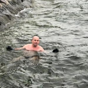 Alexandre Jollien Instagram - Plongeon du jour à l’heure même que "mes capacités physiques” faibliraient aux dires des médecins.

Normal après un marathon! Je suis lessivé mais tellement reconnaissant.

A la grâce de Dieu, même pas peur￼￼￼￼. 

Le défi... flotter, se laisser flotter dans la confiance, carrément!

Merci infiniment à toutes et à tous pour tout.

Prenez soin de vous.

Prenons soin de nous.

Ps : N'étant pas un grand sportif, plonger dans une eau à 6,58 degrés est un rare délice, une célébration du corps. Il peut être fracassé, fatigué mais quel miracle d'être en vie! Merci pour tout. ￼