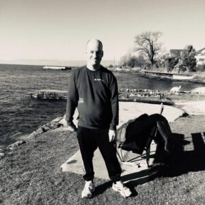 Alexandre Jollien Instagram - Sans pourquoi.. Aimer...

Le Voyageur chérubinique… Angelus Silesius…

« La rose est sans pourquoi, 
elle fleurit parce qu’elle fleurit. 
N’a cure de soi-même,- 
ne demande pas : suis-je regardée ? »

Vivre sans pourquoi… sans la tonne de complications mentales !

Cesser de vivre toujours en vue… d’autre chose, au stade préparatoire !

N’avoir cure de soi-même ce n’est pas sombrer dans la négligence. Bien au contraire… Quoi de plus sain qu’une rose ?

Ne plus se considérer comme un objet, une chose, un tas d’os, un paquet de chair.

Vivre à partir de l’intériorité, expérimenter, ressentir sans se scruter en permanence, ni s’examiner sous toutes les coutures. 

Se laisser vivre, laisser vivre et aimer….

Suis-je regardé, liké, apprécié ? 

Une rose craint-elle le rejet ? Prête-t-elle l’oreille au qu’en dira-t-on ? Les jugements altèrent-ils son être ?

Une rose en cette Saint Valentin peut nous guider…. Apprendre à aimer, à nous aimer nuement, sans rôles, sans carapace ni armure.

J’ai du boulot. Mille excuses pour ces interminables séries de selfies à gogo, c’est comme qui dirait thérapeutique… 

La rose est sans pourquoi…

Accepter, accueillir ce corps qui a été fracassé, humilié…. Sacré et joyeux défi !

Prenez soin de vous.

Prenons soin de nous sans laisser personne à la périphérie du coeur.

Bonne Saint Valentin à toutes et à tous.

Merci d’être là. 

Bisous