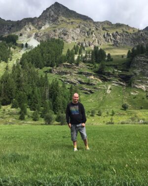 Alexandre Jollien Instagram - Sur les chemins de Nietzsche,
J’espère que tout va bien pour vous. En ce jour du 1er août, fête nationale suisse, j’aimerais vous souhaiter le meilleur, de la joie, de la paix et la grande santé. 
Depuis le voyage à Jérusalem, un projet… Explorer, écrire un petit ouvrage sur des exercices spirituels. Corine m’encourage à tenir ici, régulièrement des carnets de route. D’ailleurs, je ne vous remercierai jamais assez d’être là. 
Exercice spirituel… Pratique, quel serait le premier pas ? 
Depuis cet été, chaque matin, je me tape un sermon de Maître Eckhart, ma joie. Et jamais je ne me couche sans avoir réciter trois ou quatre psaumes. 
Savoir se nourrir, ne pas se fixer, oser la sincérité. 
Hier, petit choc, on m’a appris que certains conférenciers ne voulaient plus apparaître sur la même scène que moi. 
Un exercice ? Voir que chacun est infiniment plus qu’une image, aimer inconditionnellement. L'identité d'un être est au-delà des mots, sacrée, nue, sans étiquette. Vivre à partir du fond du fond, aimer l'autre gratuitement... 
C’est con à dire, mais vos likes, votre présence me donnent, avec ma famille, la pratique spirituelle, la chance de m’émerveiller chaque matin. Merci de tout coeur.
Merci d’être là. 
Bâtissons toutes et tous une société plus solidaire, qui ne laisse personne sur la touche, vraiment personne. 
Et n’hésitez pas à me suggérer des exercices qui conduisent à la joie du cœur, à la bienveillance absolue. 
Bon 1er Août !