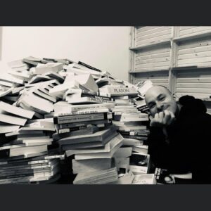 Alexandre Jollien Instagram - Sur le chemin de Nietzsche…

Minutes d’éternité avec un ami qui vient d’apprendre un diagnostic fatal…

Nous bavardons, véritable méditation à deux, aucun blabla, du silence, pas de verni, deux âmes à poil.

Instants légers sans la tonne des peurs. Oui, nous allons tous crever. Oui, la solidarité sauve. 

Dans la rue, le cœur bouillonnant de gratitude, je fonce vers le lac. Le ciel est plus bleu que d’habitude. 

Une femme me regarde un peu de travers. Et je fonds carrément en larmes fragile comme jamais. Je tombe à genoux tant je n’arrive pas à retenir de vieux sanglots.

Illico, Radio Mental se met en route : « Comment ? Tu fais des théories aux autres mais toi, tu n’es même pas foutu de trouver la paix ?»

Je me révèle, régénéré. Je cours, délesté de toute volonté de maîtrise. Je ne maîtrise rien et c’est magnifique !

Non-fixation… Joie, tristesse, ne s’attacher à rien, laisser passer, ressentir, mourir et renaître à chaque seconde.

Dire oui à tout, à la vulnérabilité et au morceau de joie inconditionnelle qui est là au fond des couloirs intérieurs, tout en bas dans notre cœur.

J’aimerais vous remercier d’être là. C’est un si précieux cadeau. Merci de tout cœur.

La promotion achevée, je souhaite plus que jamais revenir à ces carnets de route qui m’apaisent tant. Mille excuses pour mes divagations…

Maurice Bellet a mille fois raison : « Il faut changer de vie. Il faut changer tout. Mais tout changer ce n’est pas tout détruire : c’est sauver tout. ».

Prenez soin de vous.

Merci et Bisous