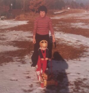 Alexandre Jollien Instagram - Immense comme le cœur d’une maman…
Hier, après presque 50 ans de sclérose en plaque, Louiselle Jollien a été totalement libérée.
Un immense oui… 
Je ne t’ai jamais entendue te plaindre. Parfois, j’aurais préféré que tu déposes, que tu te décharges de tout ce qui nous est tombé sur la gueule. On a le droit de craquer. Et it’s ok not to be ok. Mais tu m’as donné un autre exemple. Le tien. La persévérance, le courage, le don de soi.
J’aurais aussi voulu te dire directement que ton fils était gay et que ça aussi c’est ok, beau, vaste comme le cœur d’une maman.
Je nous revois encore dévaler les pentes des Binii, jouer aux billes, faire ces maudites dictées. 
Avec papa Norbert et mon frère Franck, vous avez accueilli ce bébé né tout bleu dans un amour inconditionnel, total. Je n’imagine même pas les doutes, les peurs qui ont dû vous saisir. Mais vous avez été là, les bras grand ouverts. Trois oui, déboussolés et généreux.
Et le jour où je vous ai annoncé que je voulais essayer de devenir philosophe. Papa et toi, vous êtes allés chercher le dictionnaire. J’entends encore vos mots : « Philosophe... On sait pas ce que ça veut dire mais si c’est ça que tu souhaites, on t’aidera. » Et vous m’avez aidé. Carrément !
Merci. De là-haut ou d’où que tu sois, aide-moi à faire pêter la tonne de soucis.
Je suis tellement soulagé que tu ne souffres plus.
Corine, Victorine, Augustin, Céleste et moi, on te dit grand merci.
Bisous maman
Bisous à chacune et à chacun. Merci pour tout.