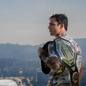 Alexandre Pantoja Instagram - Deus obrigado por tudo que está fazendo na minha vida. Agradeço a cada pessoa que faz esse momento ser possível. Ainda me sinto um menino que descia do prédio para jogar bola na praia de copacabana, porém agora sou um homem e volto ao Rio de Janeiro como campeão mundial do @ufc @ufc_brasil 

#riodejaneiro #copacabana #ufc #arraialdocabo